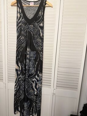 Sleeveless Black and White Patterned Maxi Dress